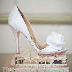 Badgley Mischka Randall White Satin heels. NWB 7.5